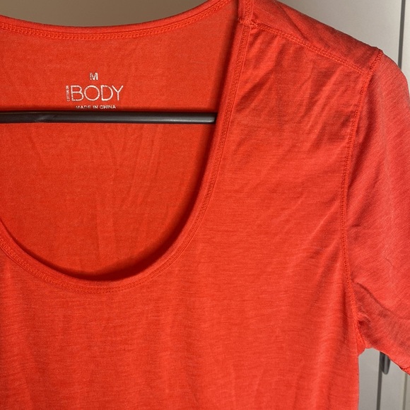 Super SOFT 🍊 reddish orange tshirt Cotton On Body Size Medium Like new ✨ Bright - Picture 6 of 6